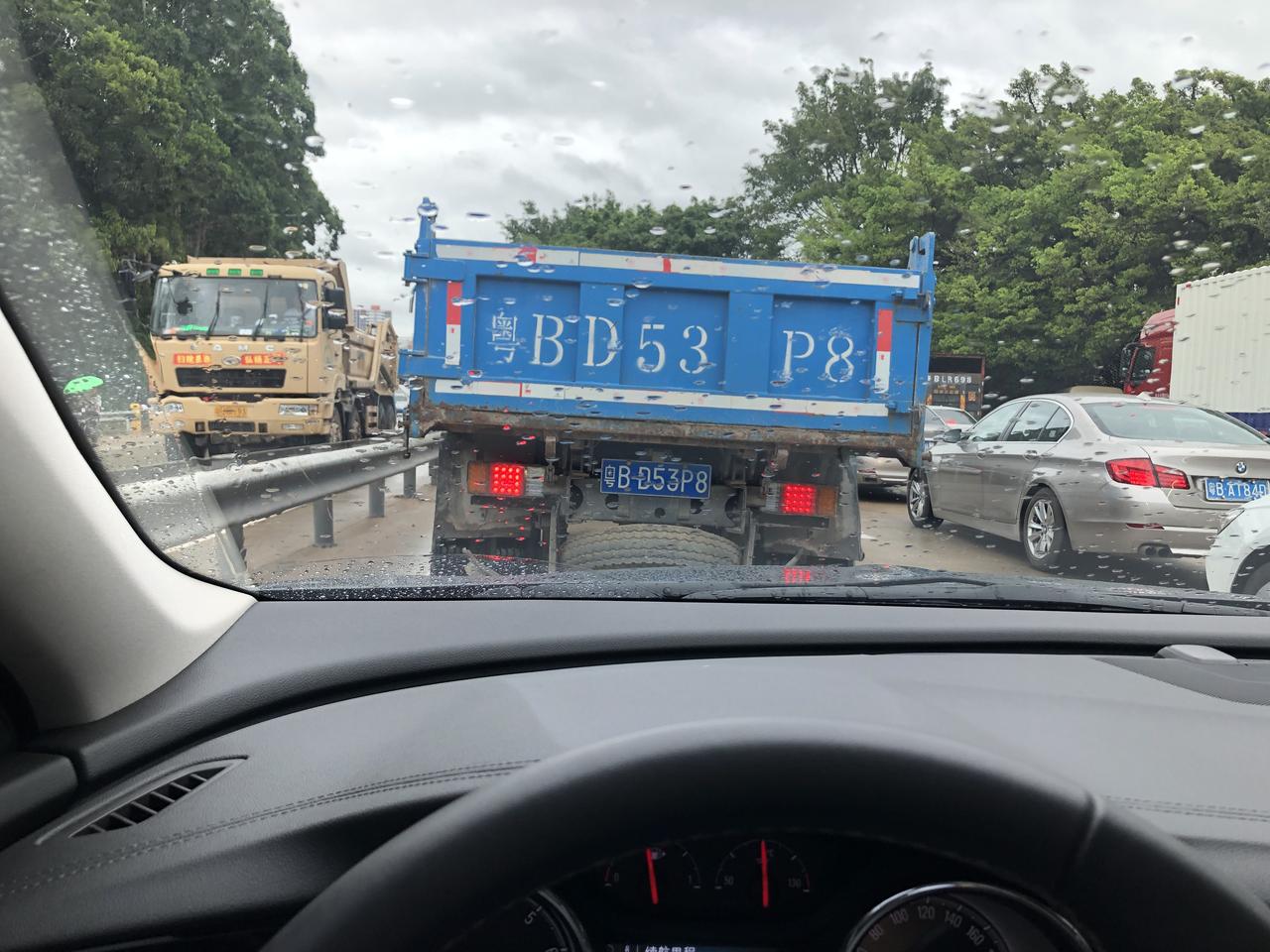 别克君威 懂车帝看了好多人评论19精英裸车12-13了？有个人更夸张说上海现在优惠七万。