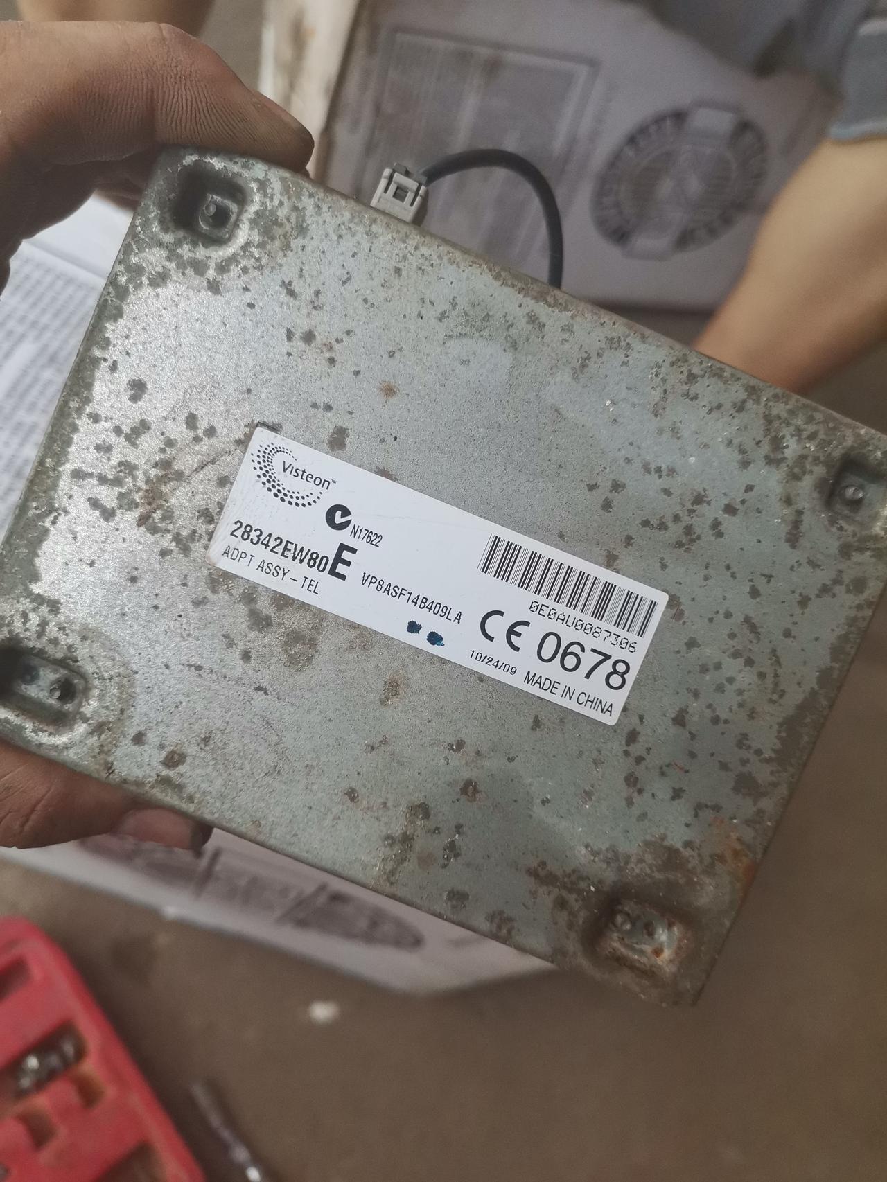 日产轩逸副驾驶下面的  上面有个天线 请问这个是什么