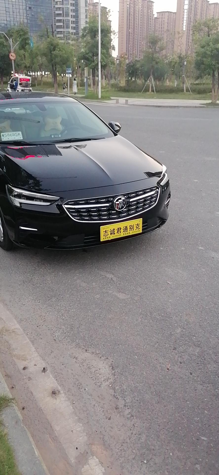 老铁们，我车君威精英黑色，准备给车贴个红黑渐变，上黑下红的改色膜，不知道价格是多少，怕被坑，请懂的朋友告知我，谢谢！