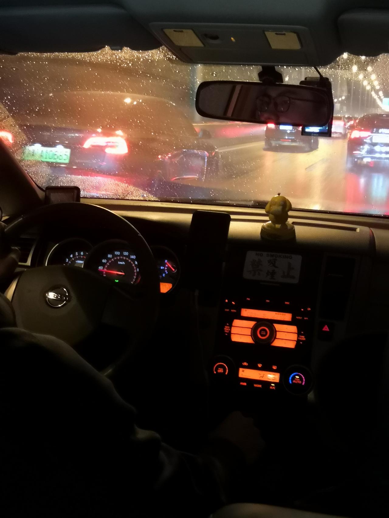 日产轩逸 看内饰，这是尼桑哪款车？两厢的。