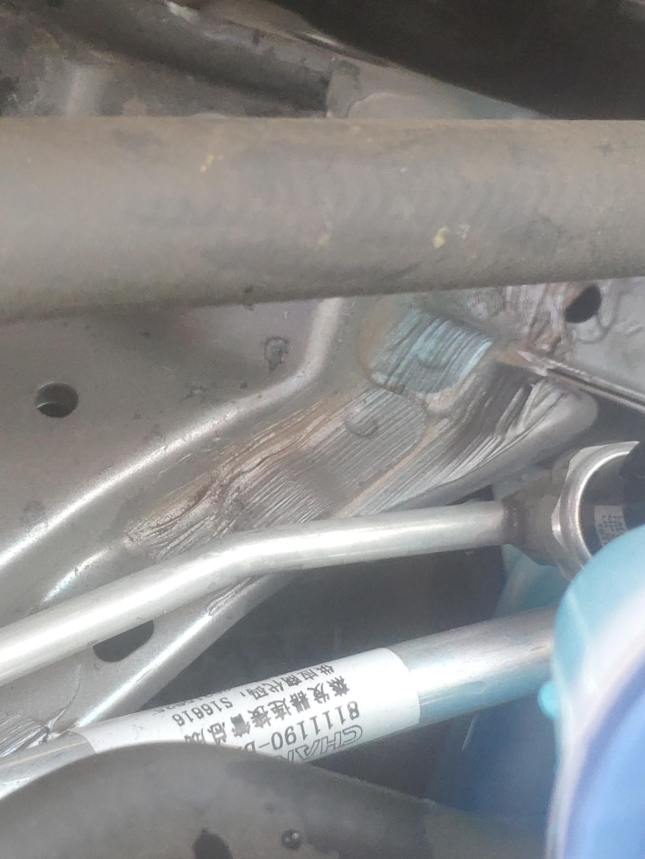 21款逸动尊贵，发动机舱纵梁上面这些褶皱是什么情况，就在玻璃水下边
