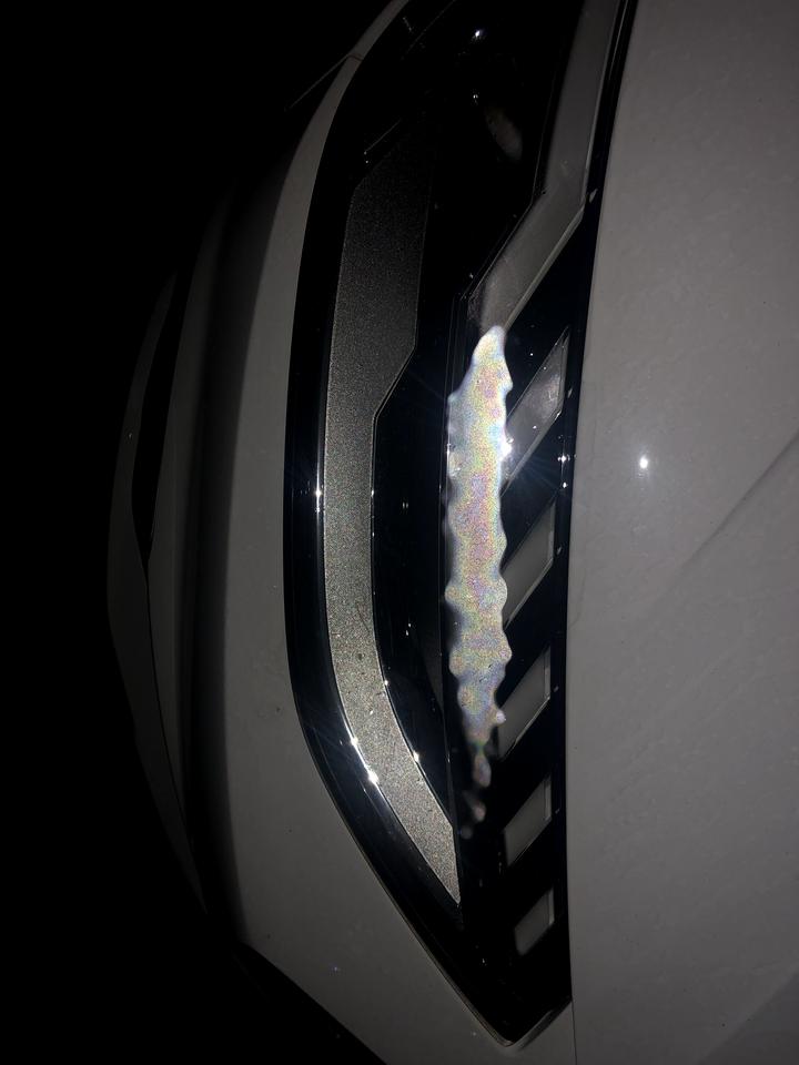 奥迪A4L 每次阴雨天开完车后，前车灯日行灯上方一层水雾，刚提了一个月最近发现的，这种情况正常吗？