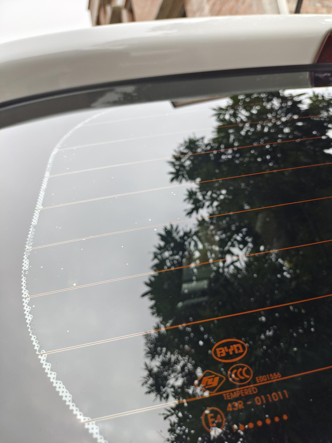 比亚迪元Pro 比亚迪送的膜，贴成这样收货吗？后挡风玻璃巴掌大的位置，小气泡已经20多个了，这样的品质收货吗？