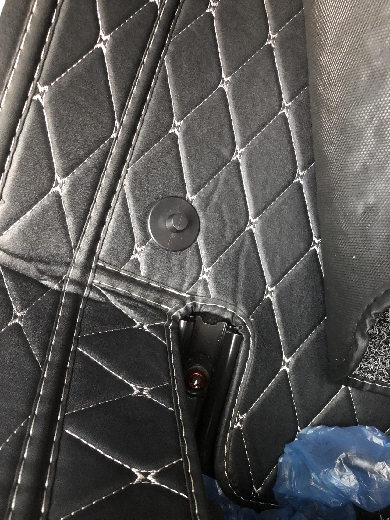日产轩逸 请问这个脚垫这里怎么拆了安装的