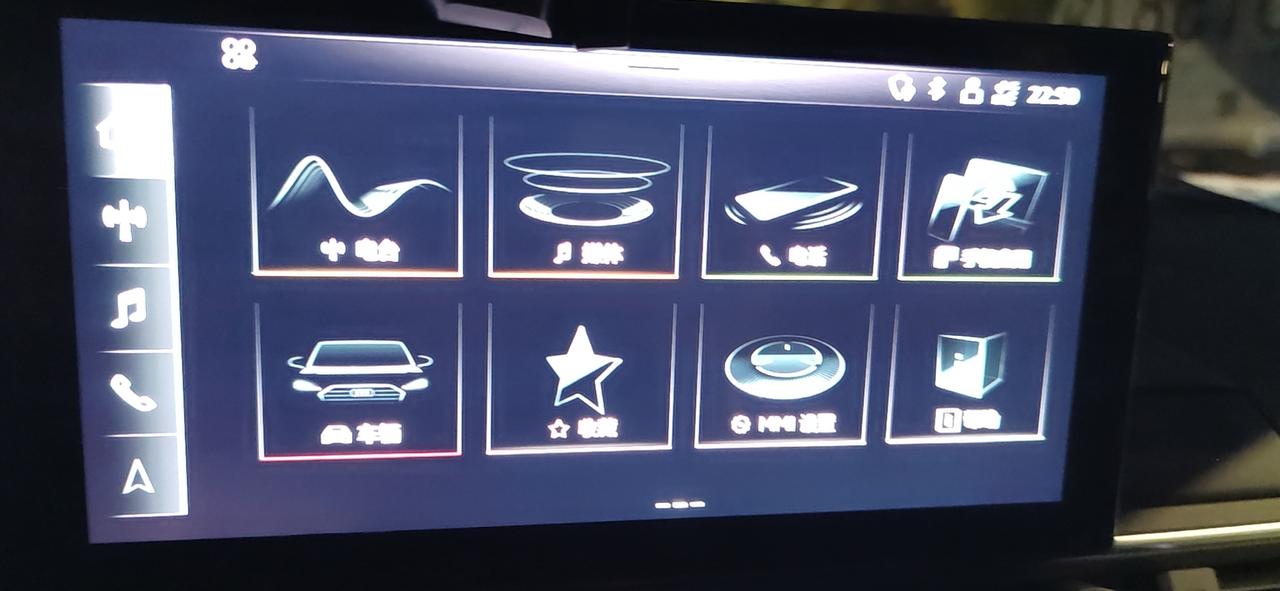 奥迪A4L 今天突然这样了，刚提不到一个月的车，启动后突然变成这样了