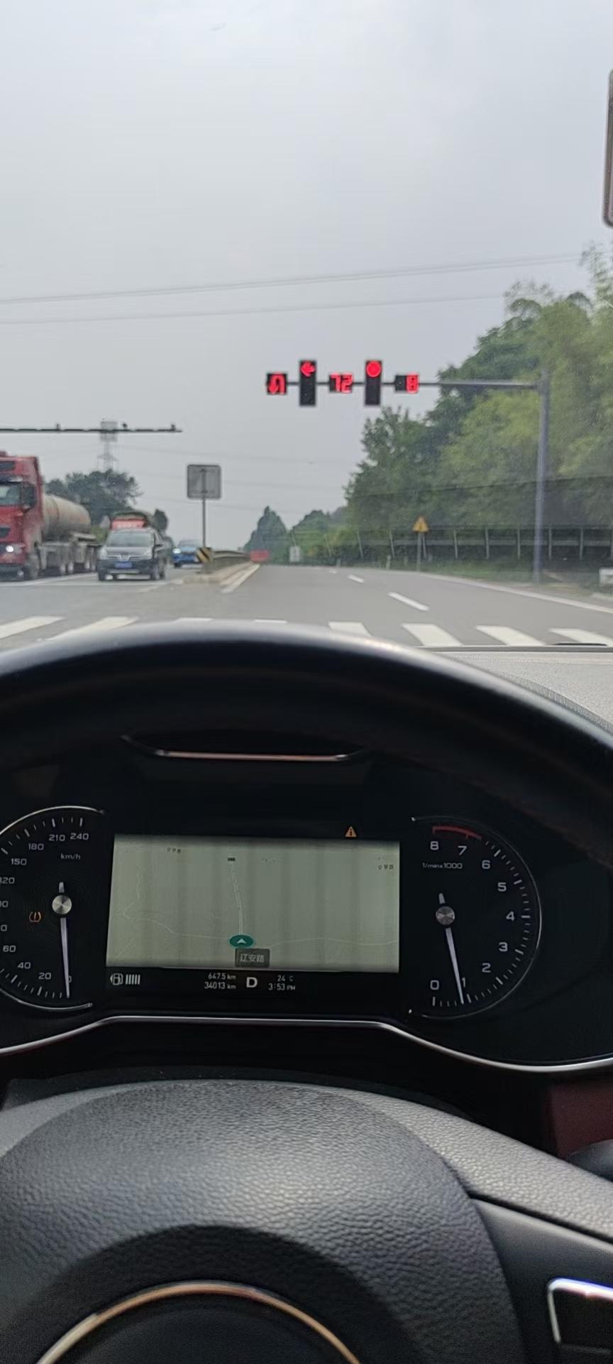 吉利星越L 求大神这是两款什么车，那个车比较省油，我是小白别见笑