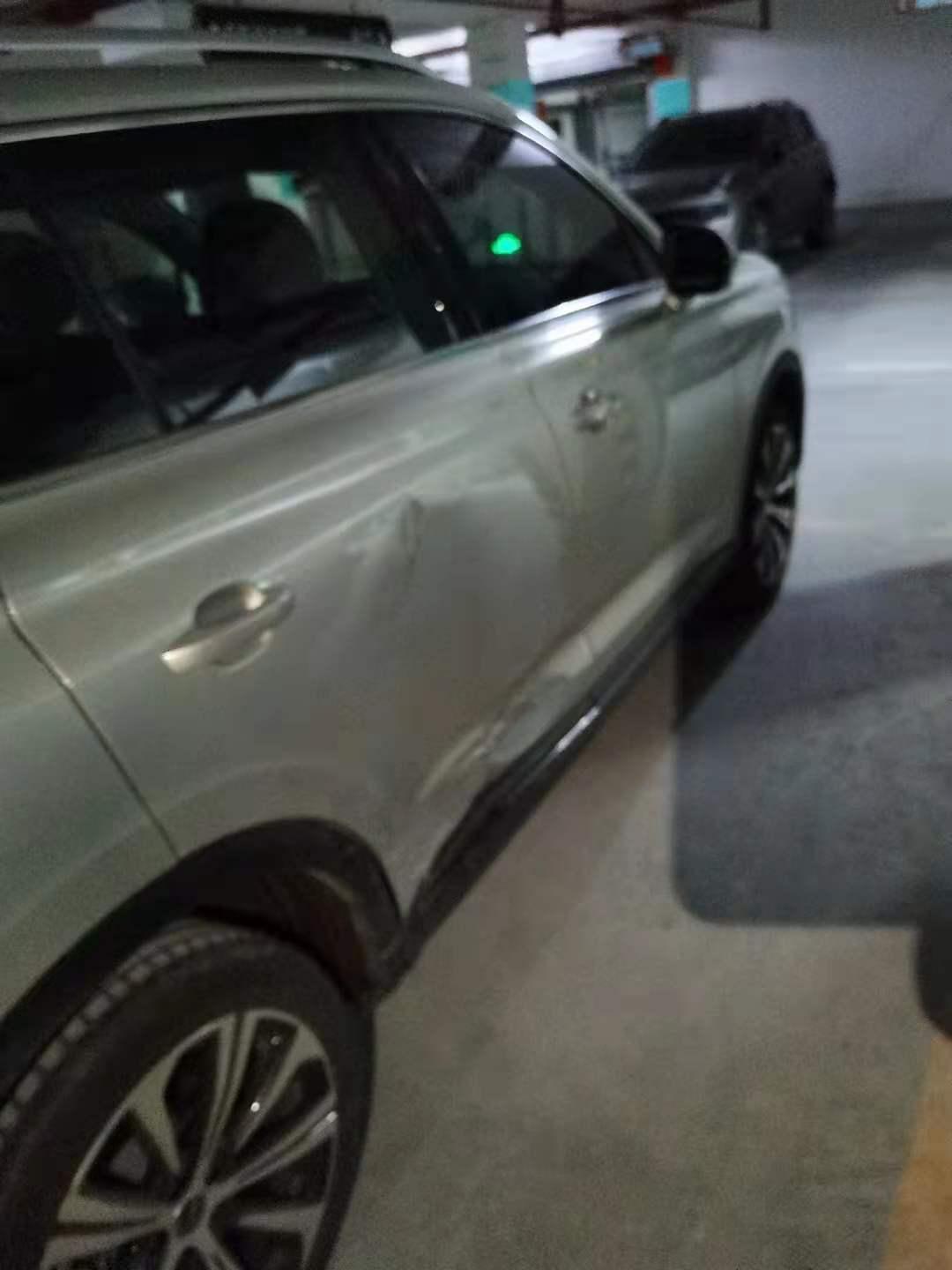 荣威RX5 MAX 今年1月份提的新车，目前开了5000多公里。昨天晚车子借给朋友，把车后门蹭了，伤心欲绝啊?……右后车