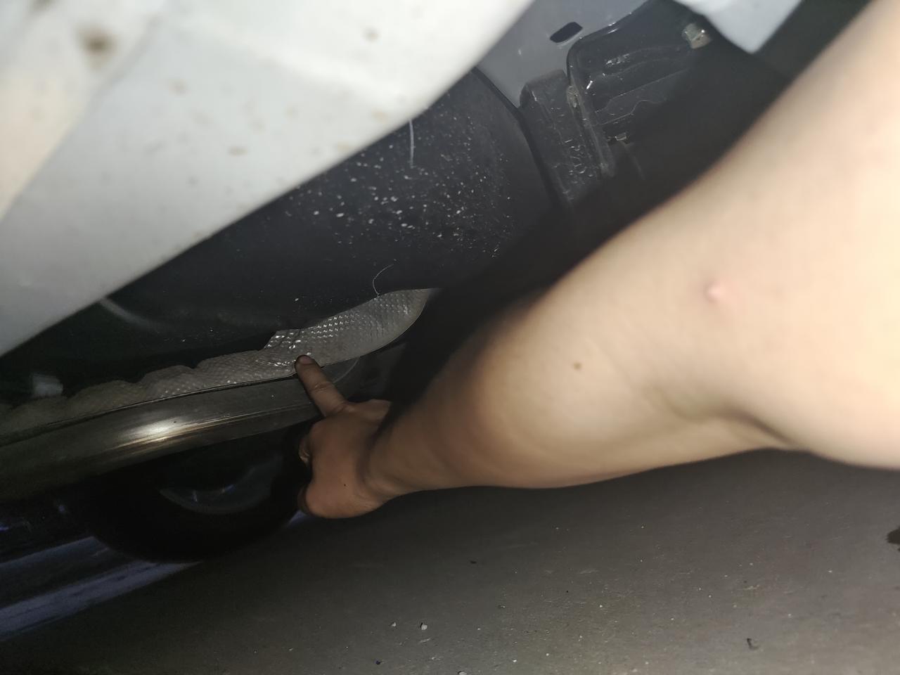 22轩逸经典车底盘下面有点弯，是挂坏了还是就这样