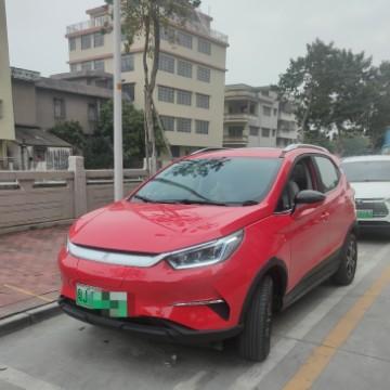 比亚迪元Pro 大家好。大家有没有想过这种情况。元pro在路上没电了跑不了，然后，车主叫到另一台元pro对外紧急放电给跑