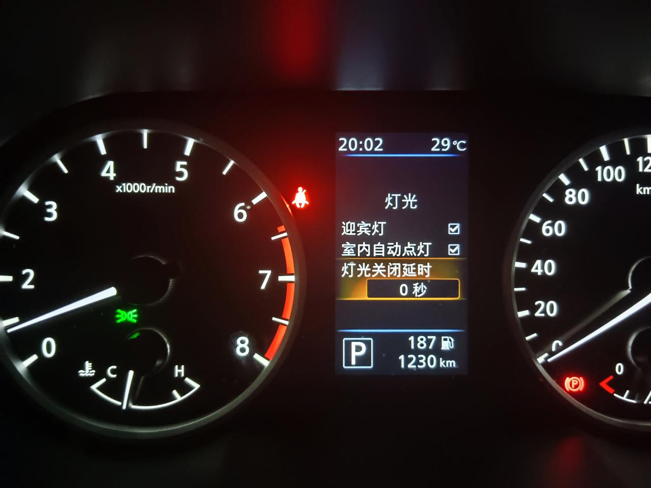 我的车是14代轩逸悦享版一按车钥匙解锁键，还没开车门前后阅读灯，灯就亮了，关车门后要20秒左右才会自动熄灭，关车门后不是