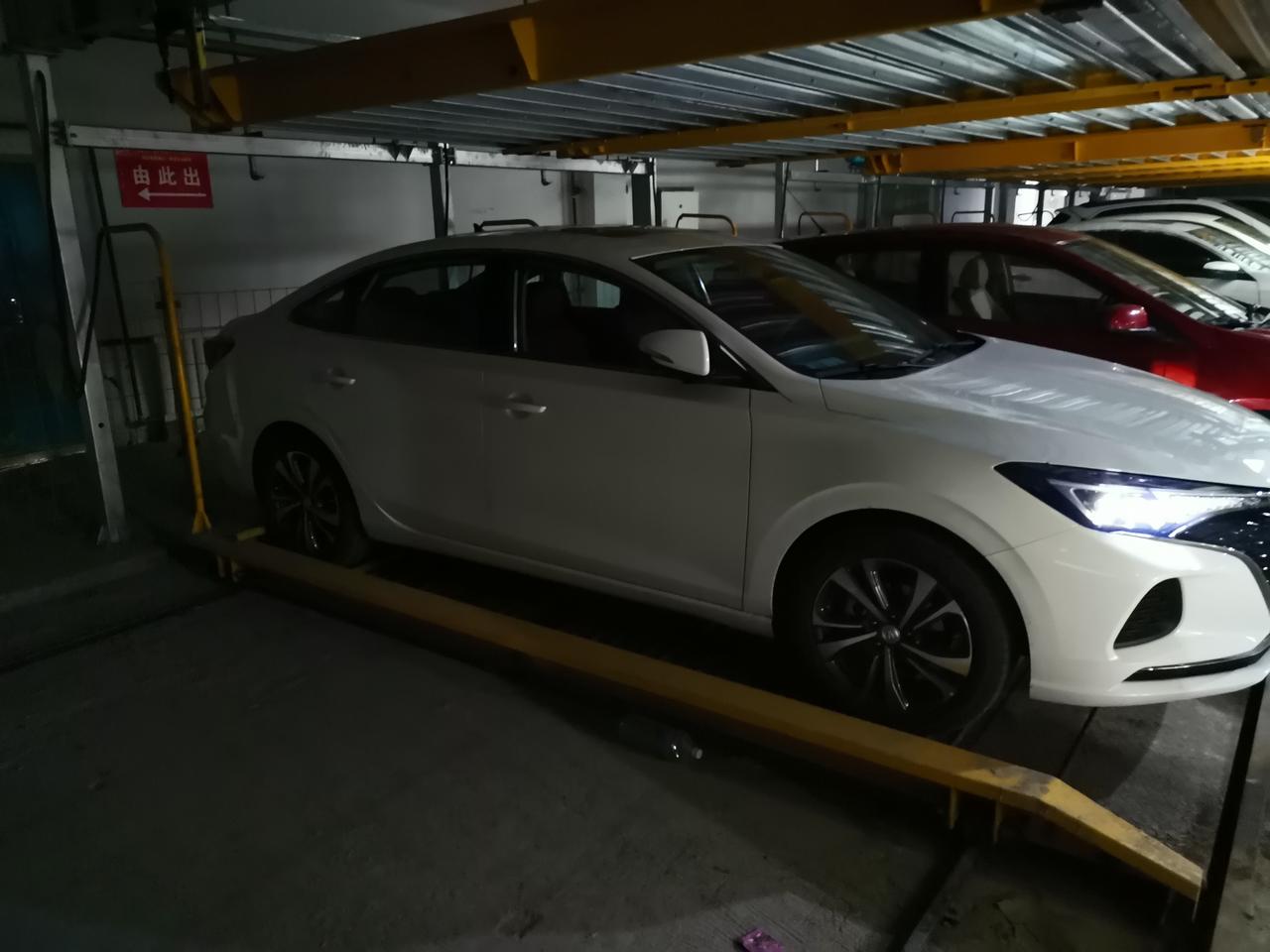 长安逸动 请教:1:偶尔踩刹车的时候刹车异响2:车开了会后，开着空调自动，车里一股塑料烧焦的味道有相同情况的车主吗？指点