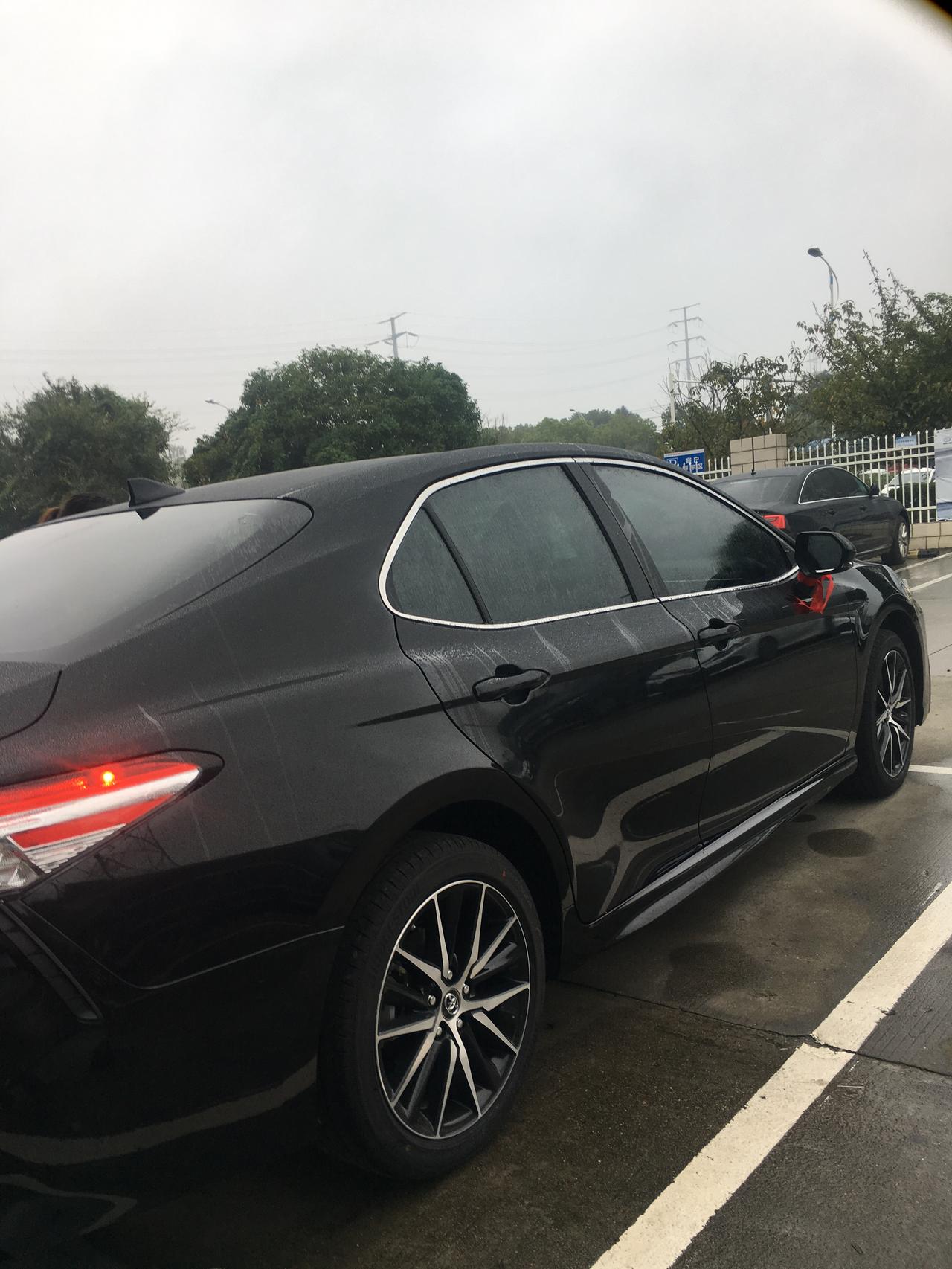 6月份定的车，10月份提的车，除了油耗有点高10个左右{纯市区}，黑色不耐脏以外，好像都没什么毛病，什么异响，黑屏，什么