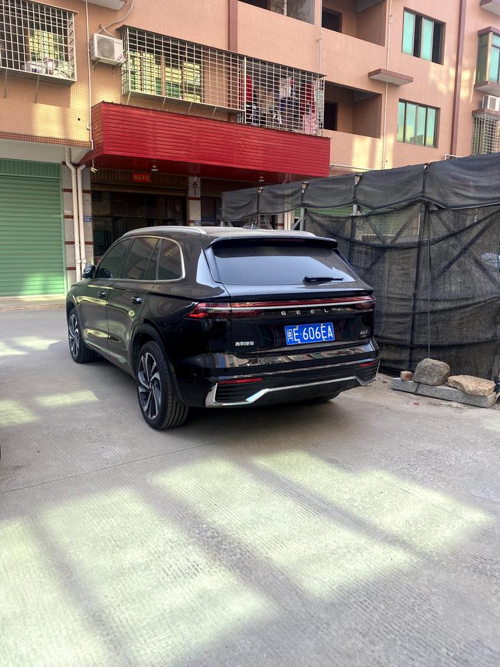 吉利星越L 请问地板油猛加速的时候你们有没有闻到烧焦的味道