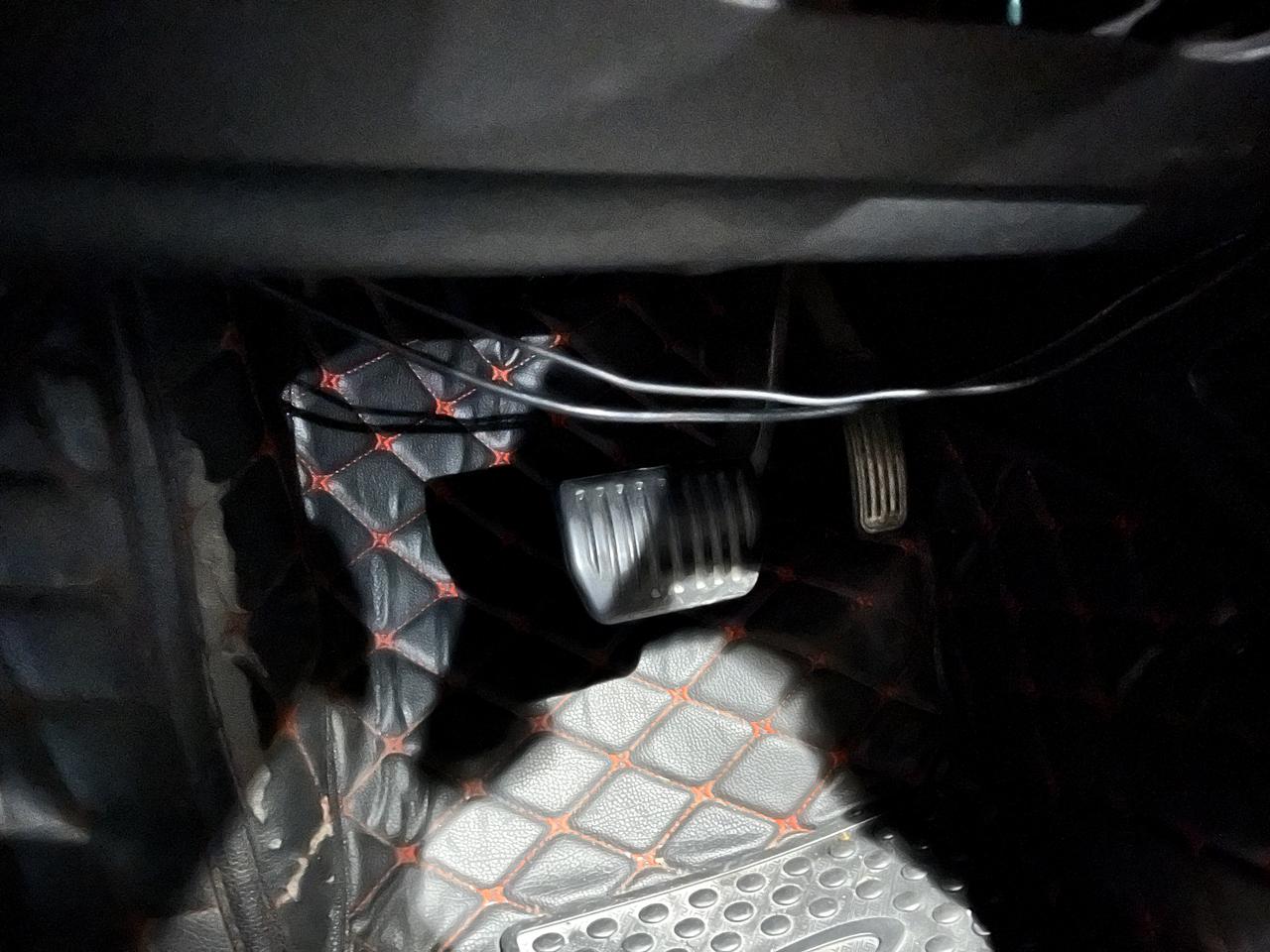 福特蒙迪欧 刹车上面露出两根线，拨动几下后发现刹车很硬，车子启动不起来怎么回事