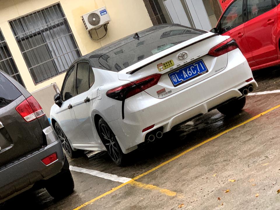 你们的凯美瑞跑高速方向盘会往右边偏吗，求指教