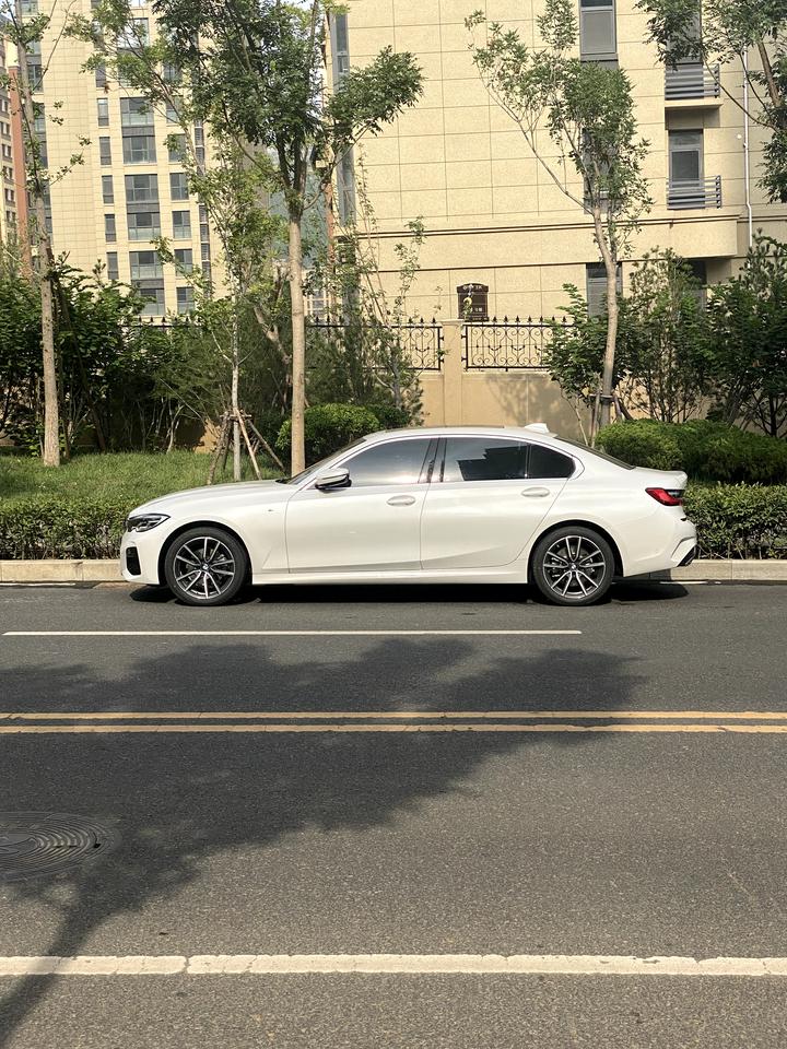 宝马3系 提车一周了，说下感受，首选说缺点，第一个就是刹车点头，不知道是脚法问题还是车子问题。第二个是原地打方向异响。这