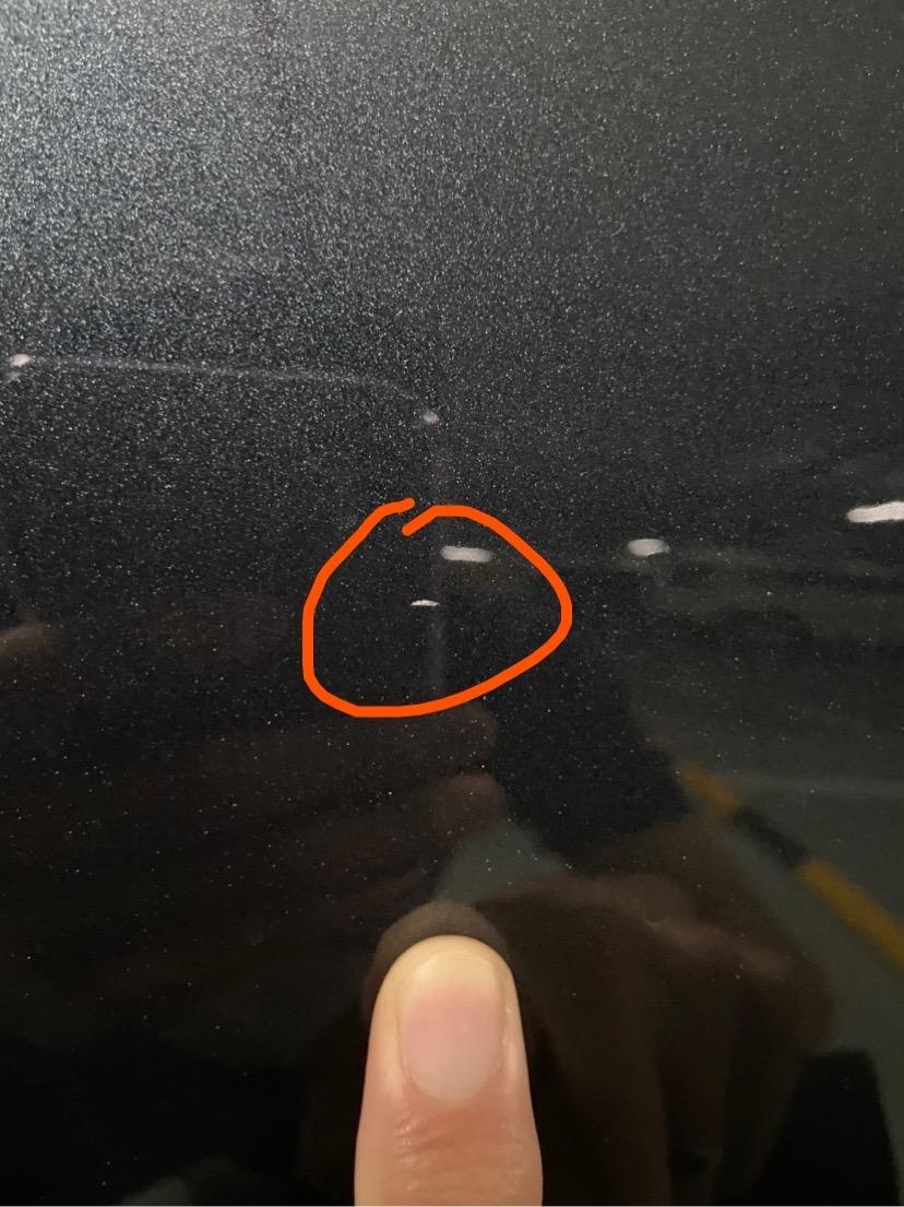 图红圈处细心看也太多了小白点了，是漏底漆了吗？敢问大神们该如何修复？9月9提的别克君威新车，还没到两个月，心痛无法呼吸.