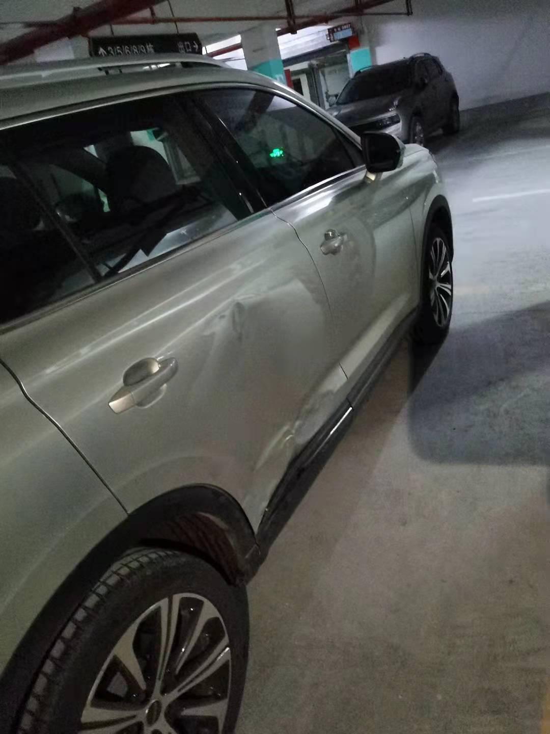荣威RX5 MAX 今年1月份提的新车，目前开了5000多公里。昨天晚车子借给朋友，把车后门蹭了，伤心欲绝啊?……右后车
