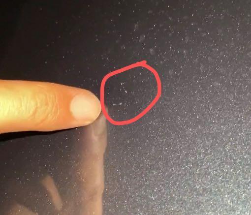 图红圈处细心看也太多了小白点了，是漏底漆了吗？敢问大神们该如何修复？9月9提的别克君威新车，还没到两个月，心痛无法呼吸.