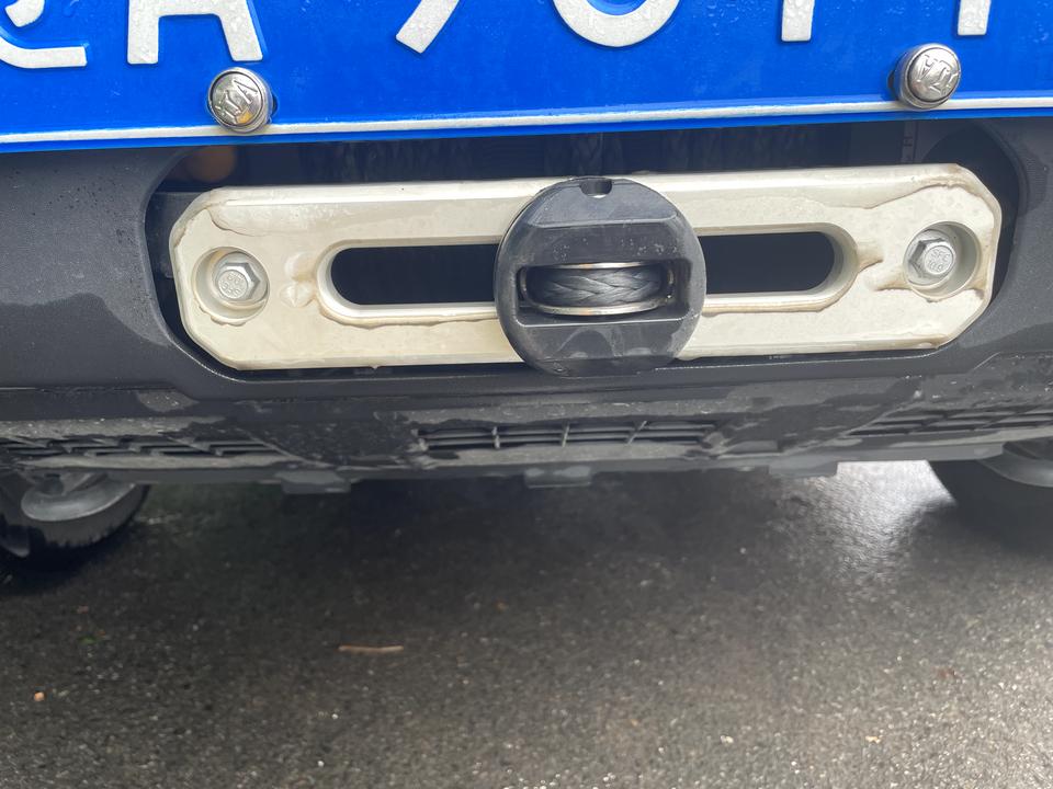 坦克300 这个绞盘位置对吗，停车的时候不小心撞了一下石墩子，是不是错位了