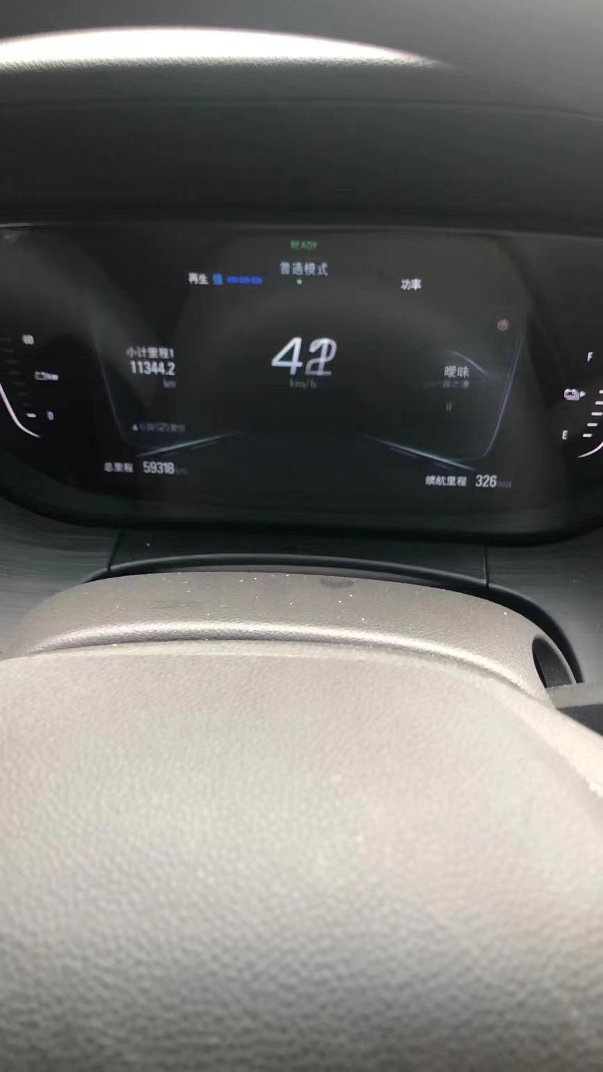 别克微蓝6 PHEV 这个车跑到60码以上松开油门有踩刹车感觉为什么