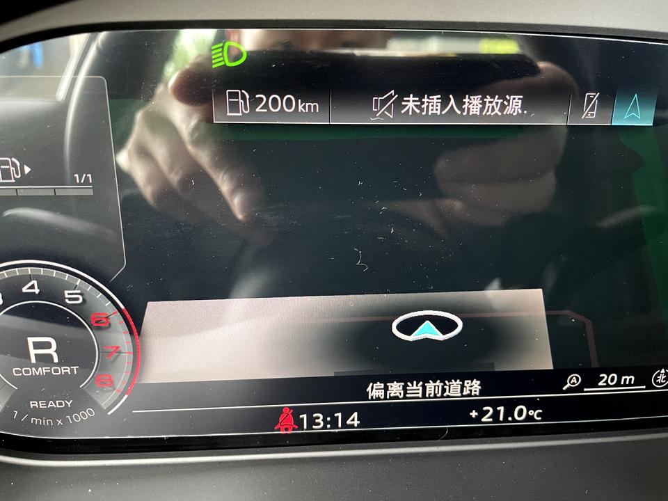 奥迪A4L 晚上开了大灯  这个情况  什么情况 有没有兄弟了解