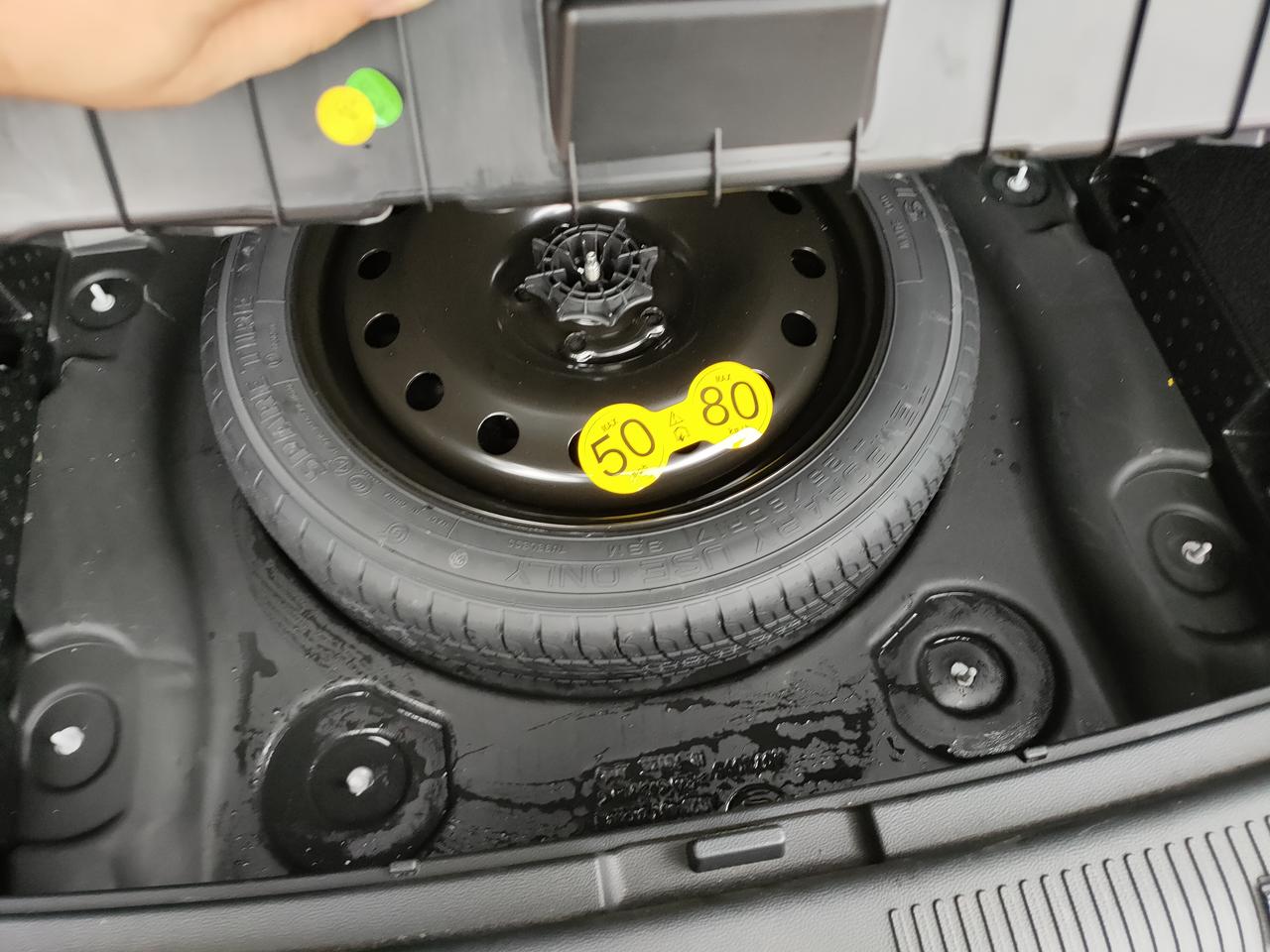 荣威RX5 MAX 20款的   RX5MAX有谁发现后备箱放备胎那里有水渗进去吗？