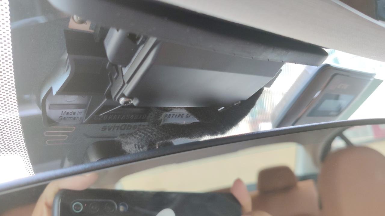 宝马3系 第一个问题内后视镜上面这个小盒子很烫，能有40-50度吧，谁知道是什么情况？正常吗？第二个问题因为我装行车记录
