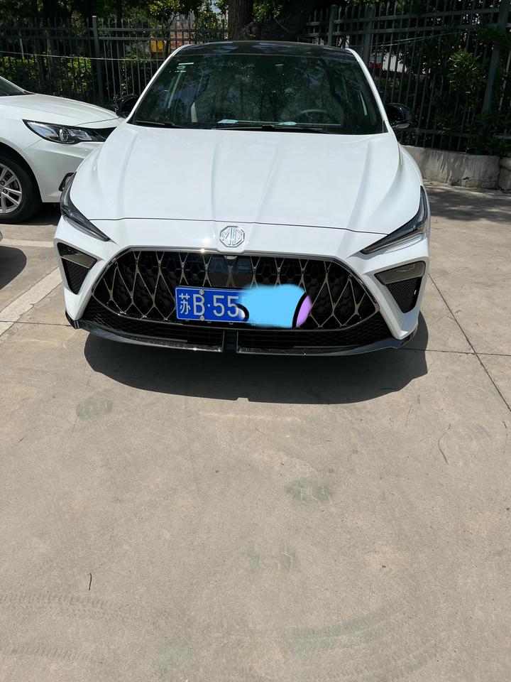 名爵MG5天蝎座 请问开了两天 前面引擎盖有烧焦的味道正常吗