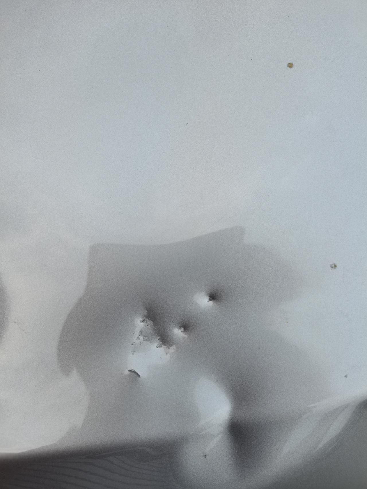 今年6月底提车凯美瑞2.0豪华，停放在别人厂里，不知道被谁石头砸了后尾箱盖。纠结走保险去4s店换后门盖还是自己花500元