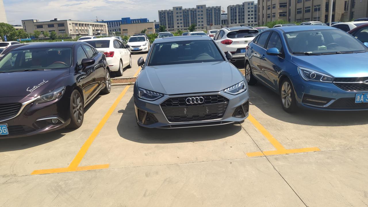 奥迪A4L 坐标浙江嘉兴衡丰奥迪4s店刚提的车开回来就漏机油，每次开完停地上过一会地上总有一滩机油，大家慎重！！！
