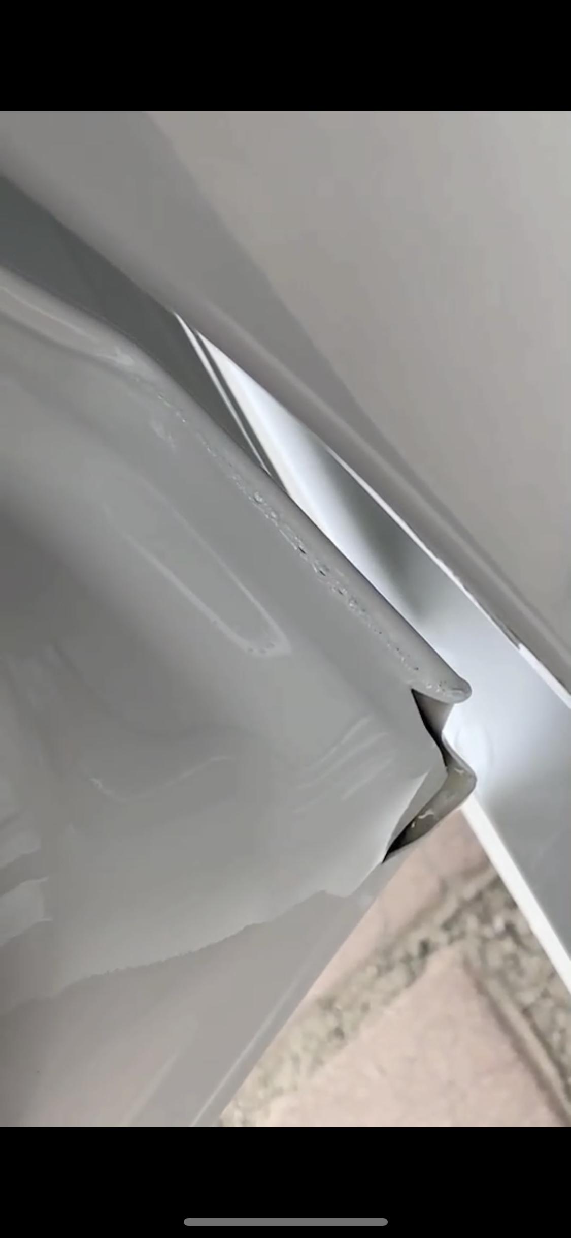 宝马3系 新款3系，主驾驶后车门出现问题，这个是正常情况吗？怎么办？