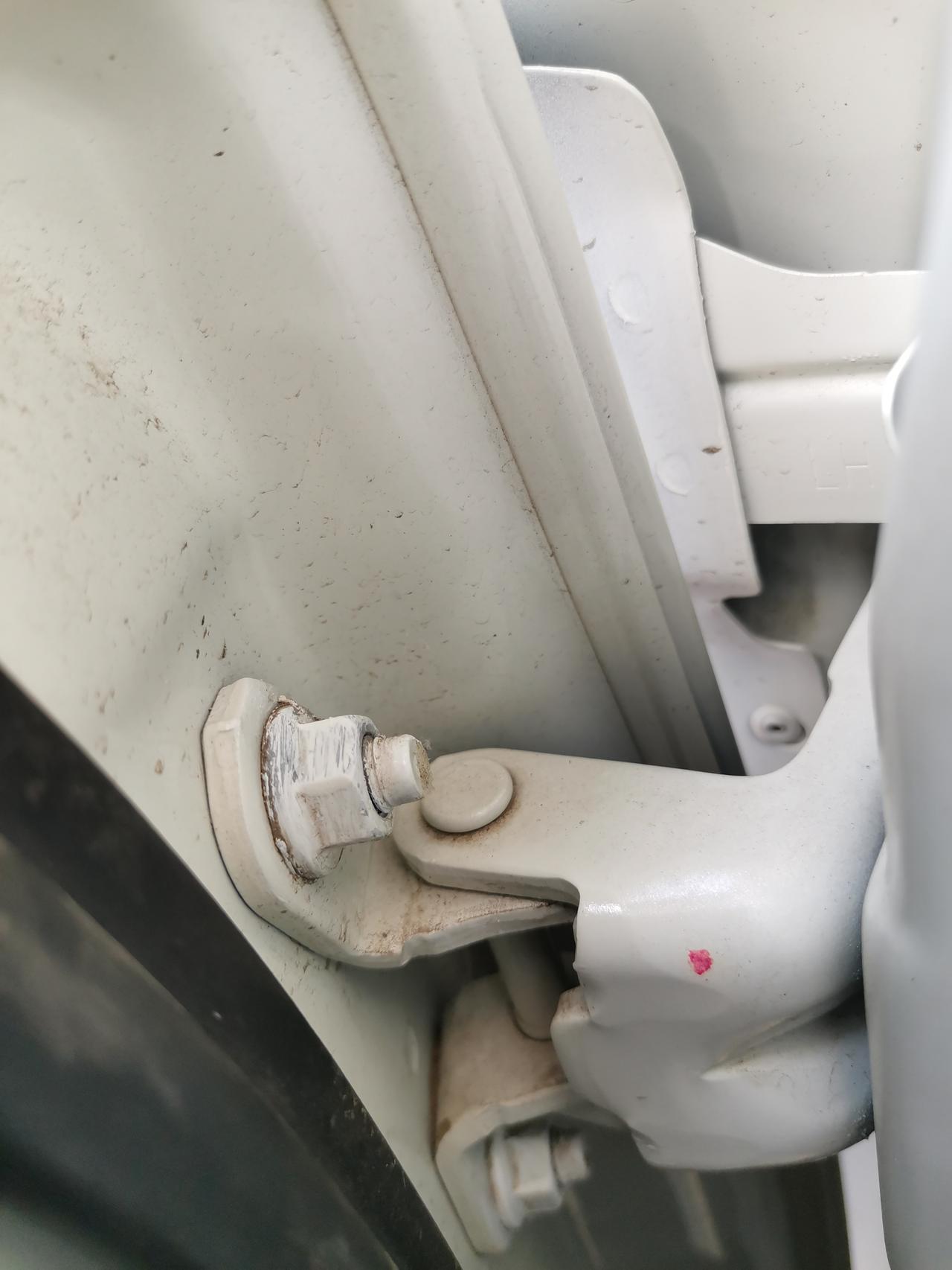日产轩逸 七个月新车 发现前门有一个螺丝是这样的 是被拧过吗