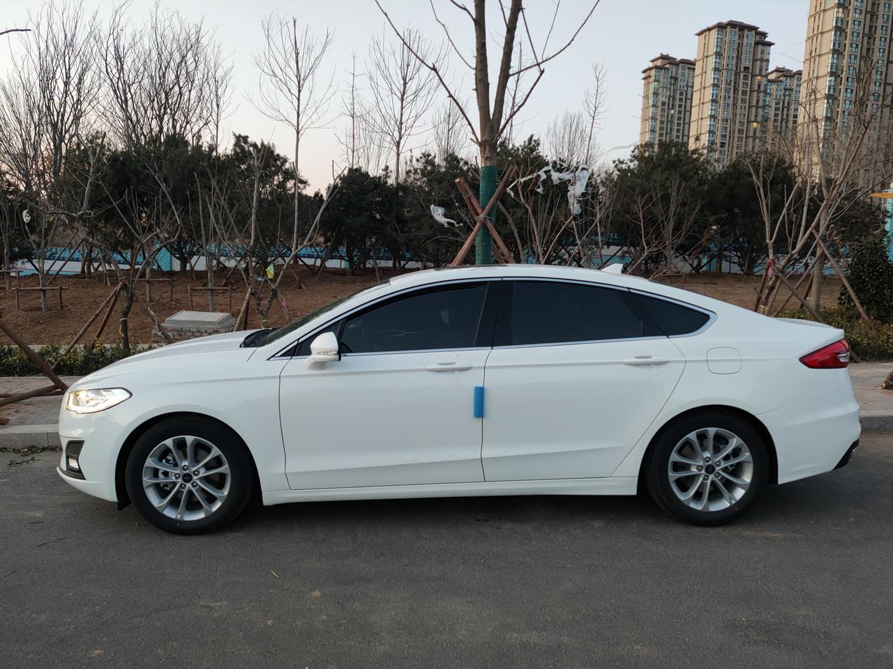 福特蒙迪欧 20款时尚型，卤素近光真的照不远，想去4s店换成LED的，把总成也换了。有没有20款高配车主分享一下原厂的L