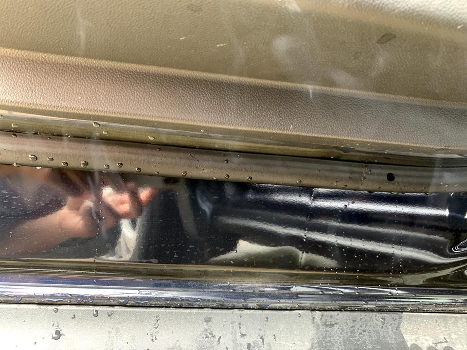 别克昂科威 后门下面下过雨之后打开门就跟水帘洞一下   一大推的水流出来、难道不能自动排水？