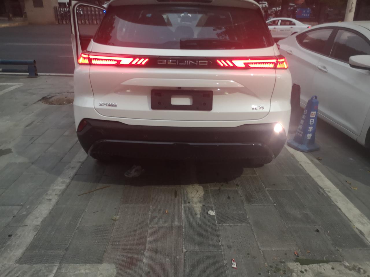 北京魔方 这个车倒车灯只有1个吗