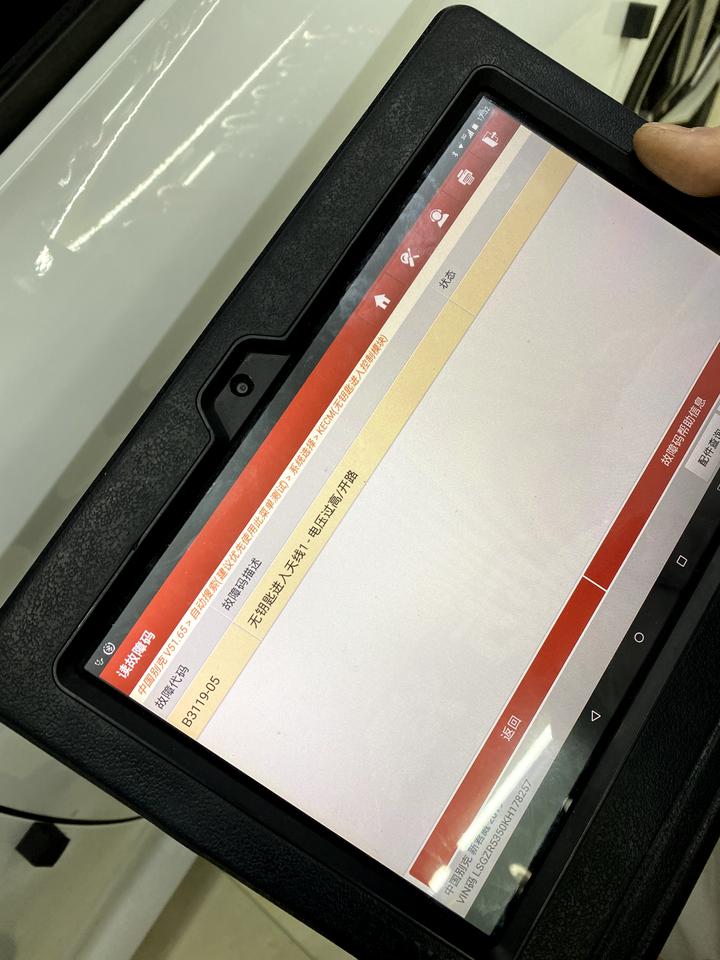 君威19款，正驾驶一侧前后门无钥匙解锁和上锁，失效了，4S店换了门把手还是没有解决问题，电脑检测出是无钥匙进入天线1，电