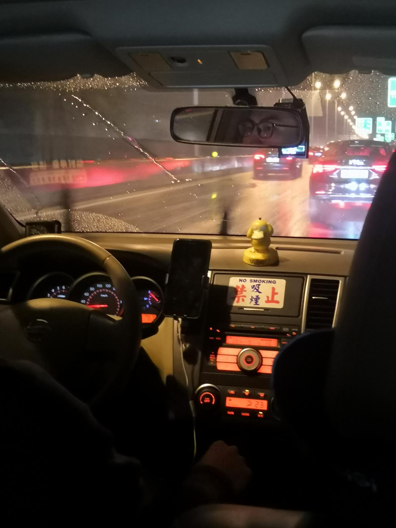 日产轩逸 看内饰，这是尼桑哪款车？两厢的。