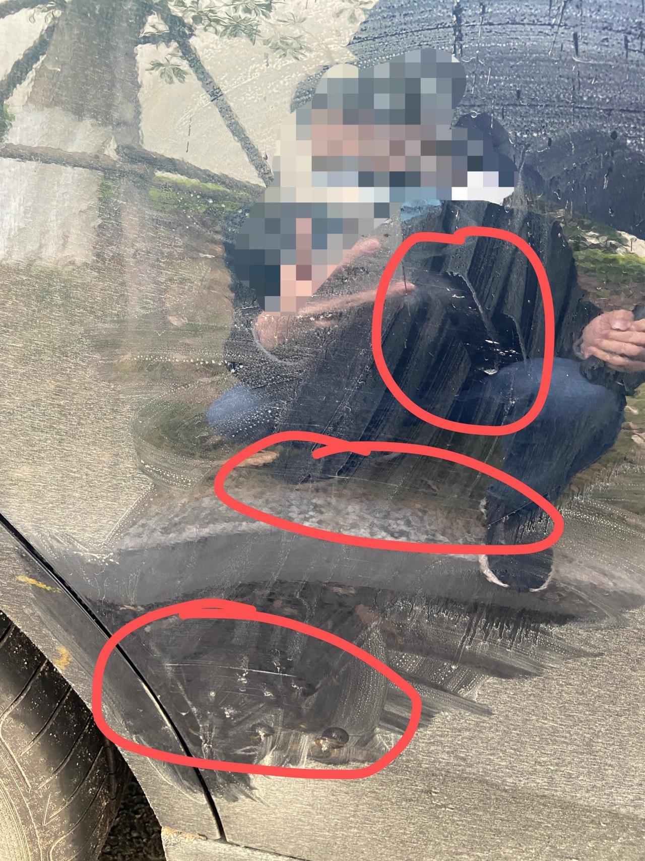 奔驰C级 一血来的太快昨天转弯时不小心擦柱子上了，因为是凌晨，觉得太晚就把车开走了，也没有留现场照片。刮的后门，很多地方