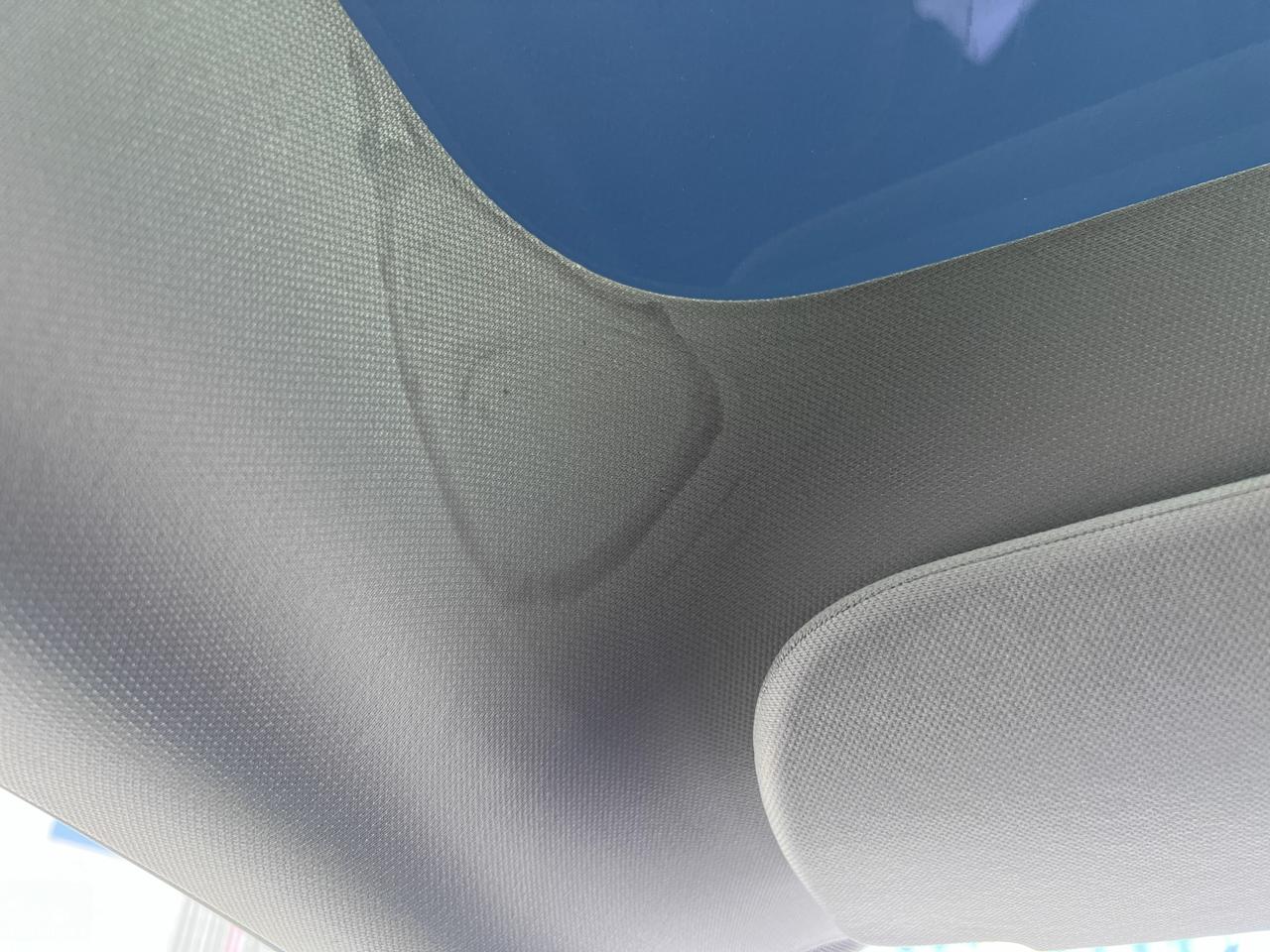 特斯拉Model Y MY开了2个多月 主驾区域顶棚大片水渍有没有懂的人才 知道什么原因？