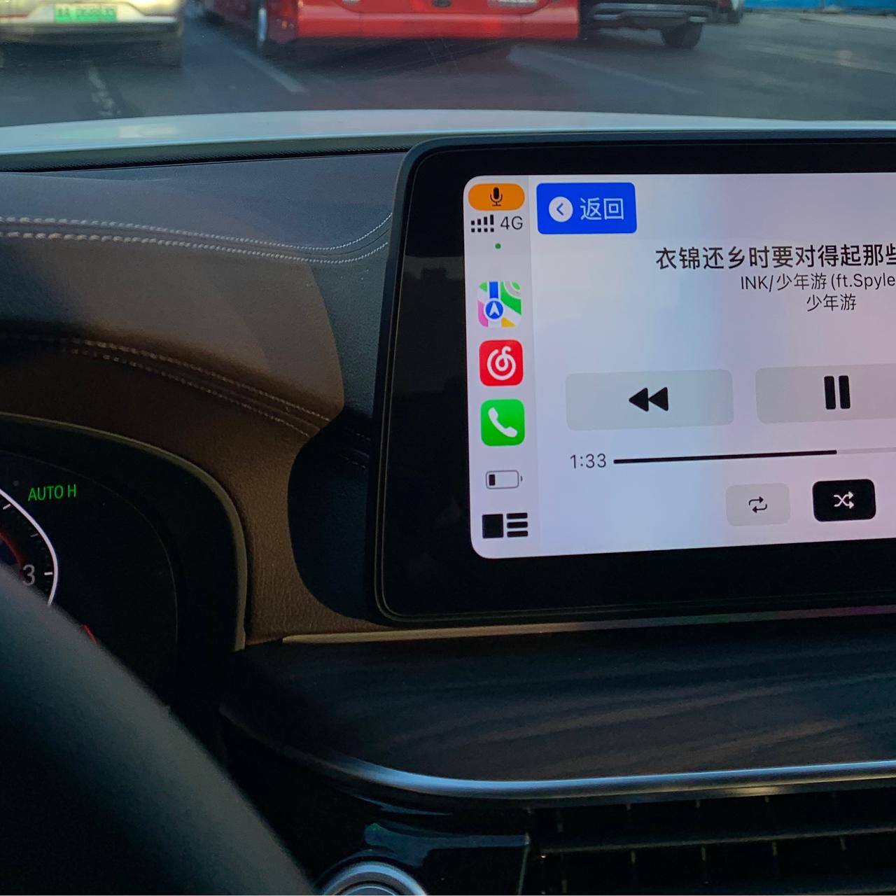 宝马5系 22款530领先，最近发现方向盘不正，方向盘偏右，把方向盘挑正，车头就会向左去，有大佬了解怎么个情况吗，ps：