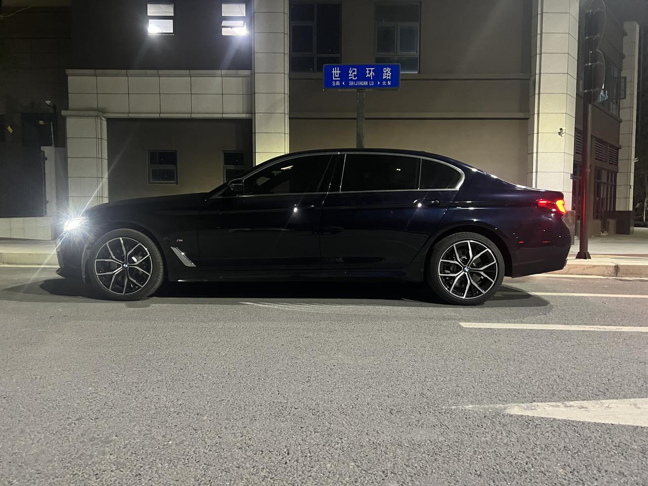 宝马5系 提车一个月530li 尊享，我的满箱油表显里程怎么不到600km，我看大家都很高的里程数。