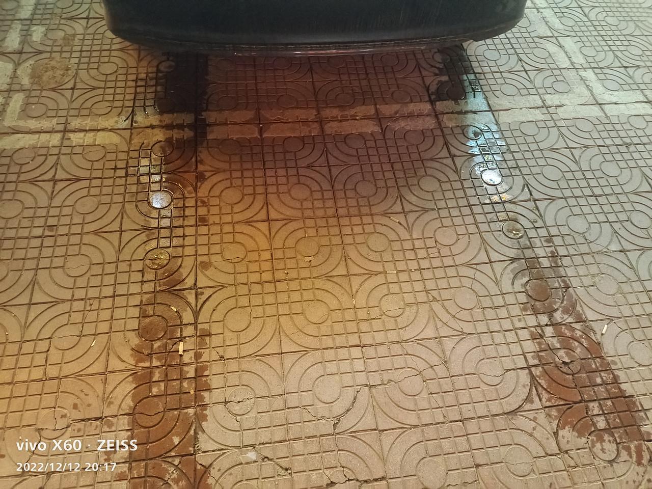 本田思域 停车完之后，地上有两条水印，正常的吗？