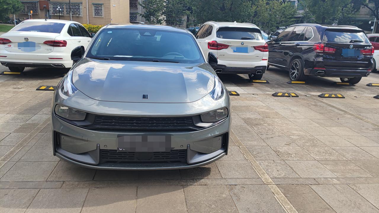 领克03 我想问下你们行车记录仪买的是哪一款的，在哪里买的大概多少钱，网上买呢个专用的自己回来可以安装吗？好不好安装。