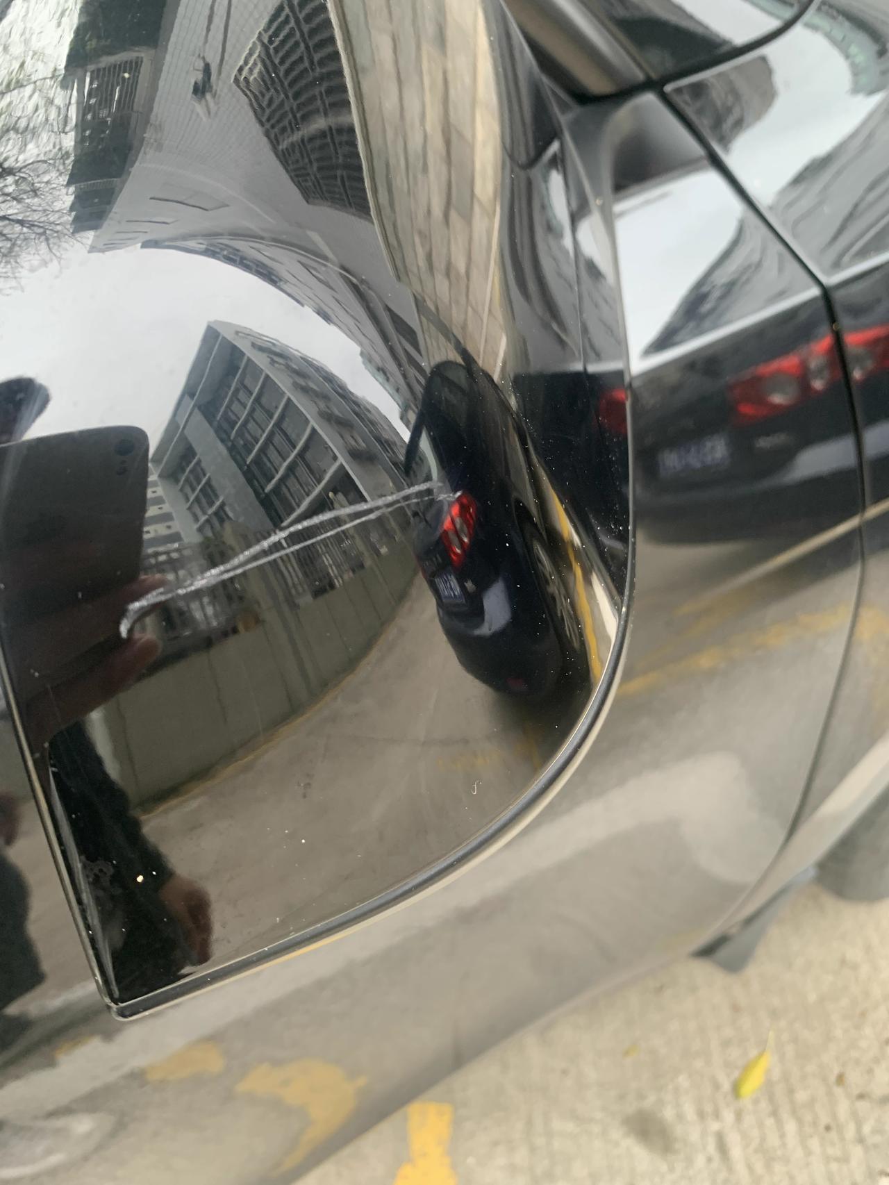 特斯拉Model Y 请问这种小划痕（看着没伤底漆），怎么处理呢，用牙膏擦了下没什么用。