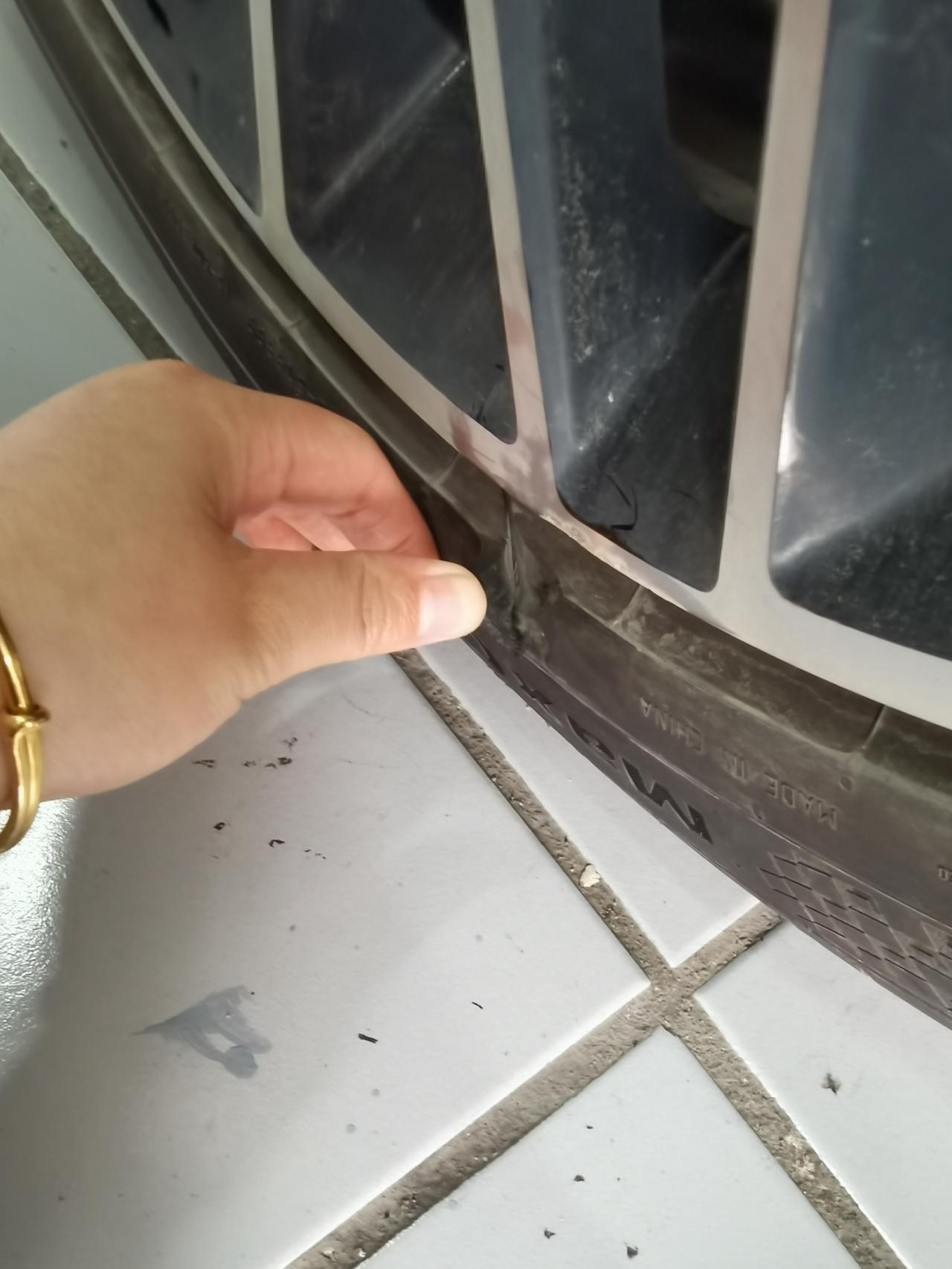 比亚迪汉DM 开了3600km，首保时发现两个轮胎被割了，这轮胎真贵啊，4s店报价一个1500，找了一家修车店，1400