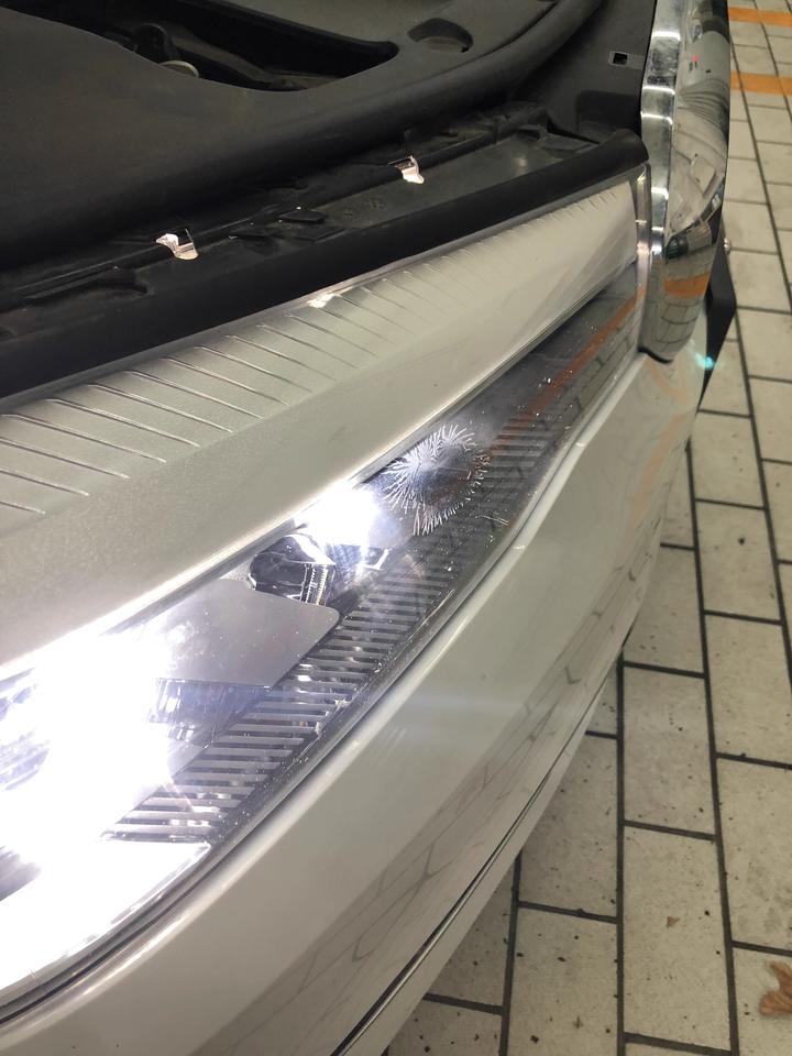 宝马5系 我是18年6月份提车，今年9月份右前大灯里面出现窗花状的东西，擦不掉。去4S店问说是正常现象，是透气孔里进去了