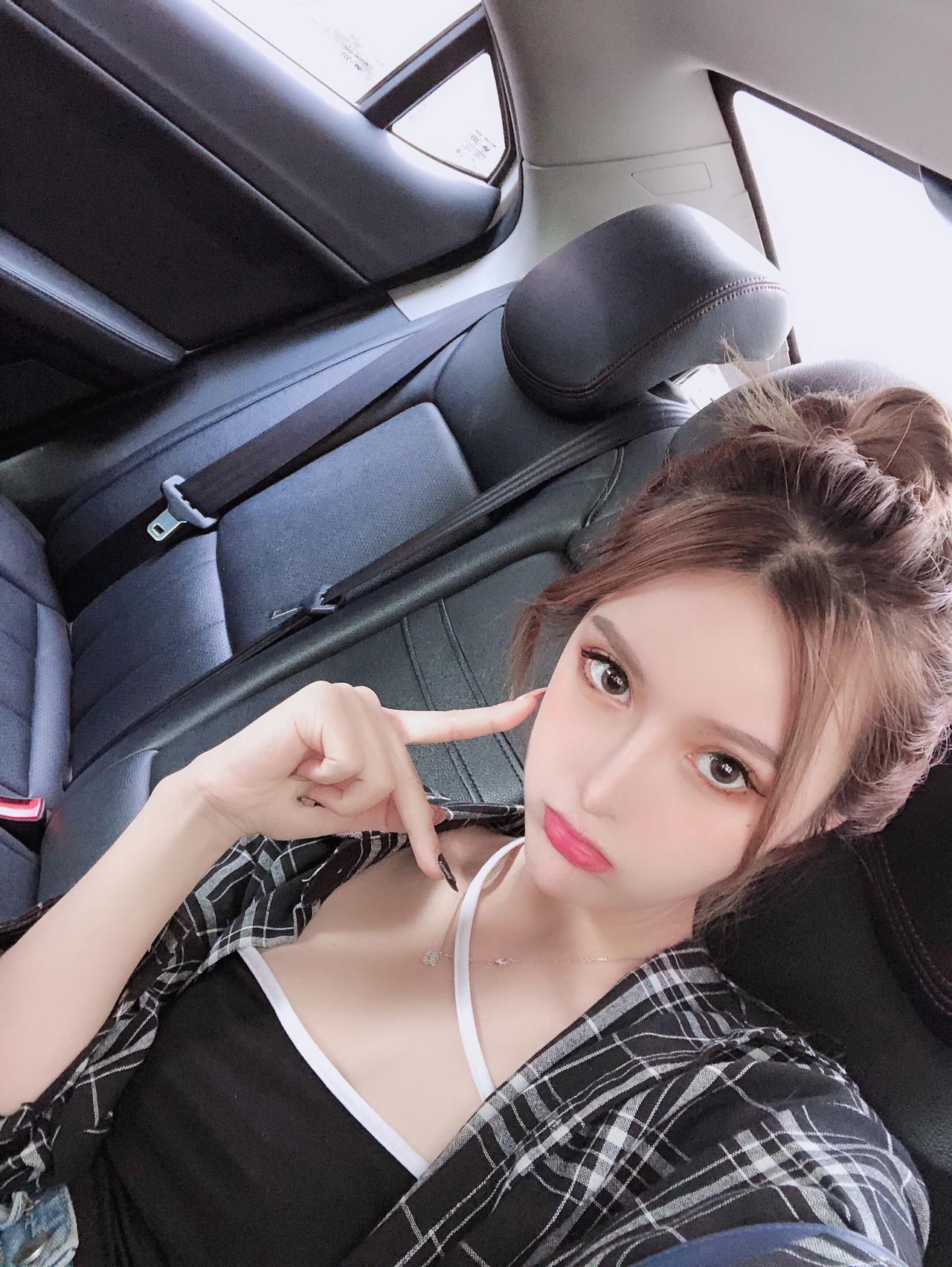奔驰C级 女生开！纠结于奔驰c系C系进口轿跑和glc进口，喜欢颜值高的，好多大号评车的都对奔驰C系E系和glc不看好，还