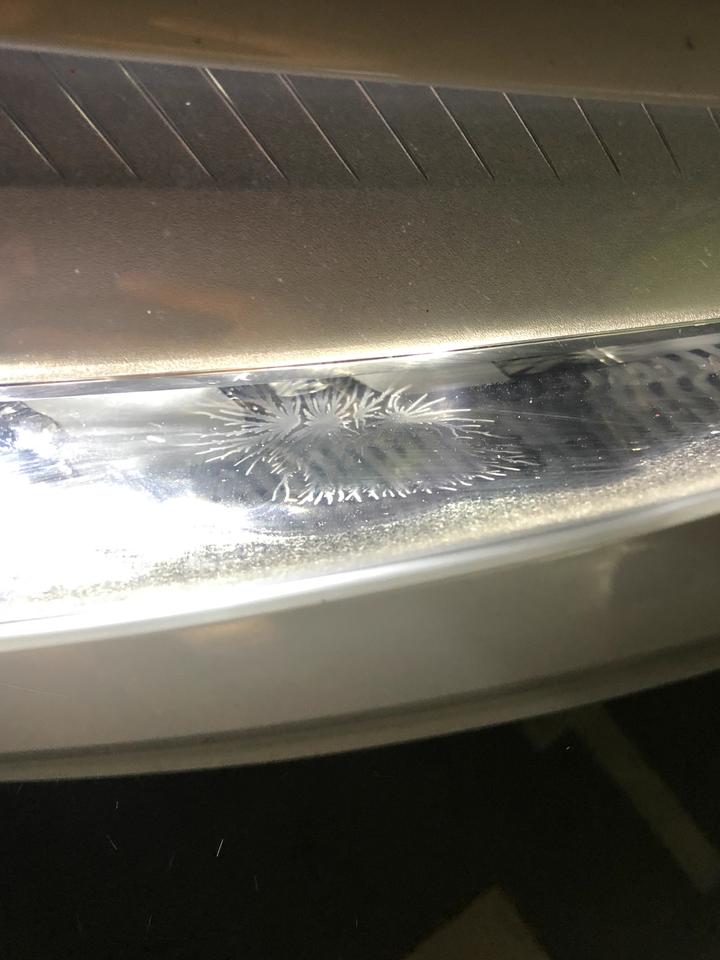 宝马5系 我是18年6月份提车，今年9月份右前大灯里面出现窗花状的东西，擦不掉。去4S店问说是正常现象，是透气孔里进去了