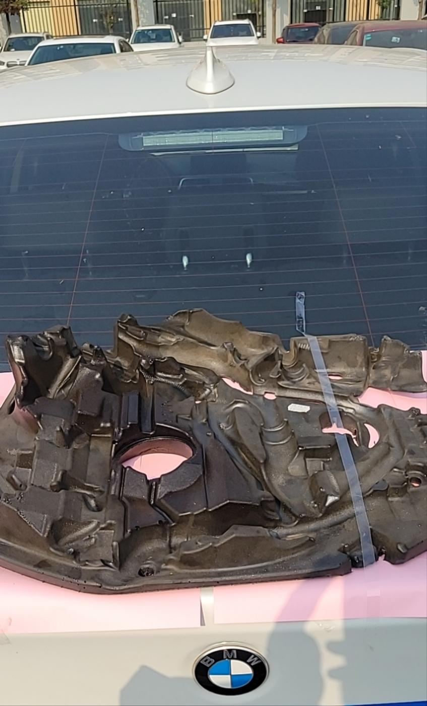 宝马3系 发动机塑料盖子上面海绵的油污怎么清理，我是放在太阳下晒，开车时候再装回去，能晒干吗